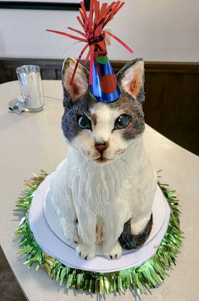 He hecho esta tarta que me pidió mi hermana en forma de su gato Tacocat. Es de vainilla decorado con crema de mantequilla