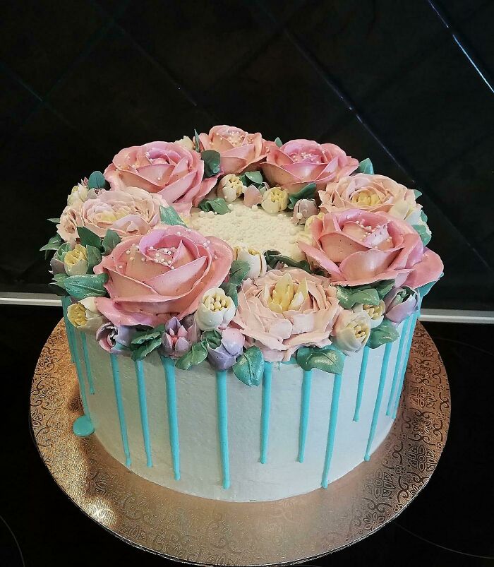 A mi madre se le da genial hacer rosas de crema de mantequilla