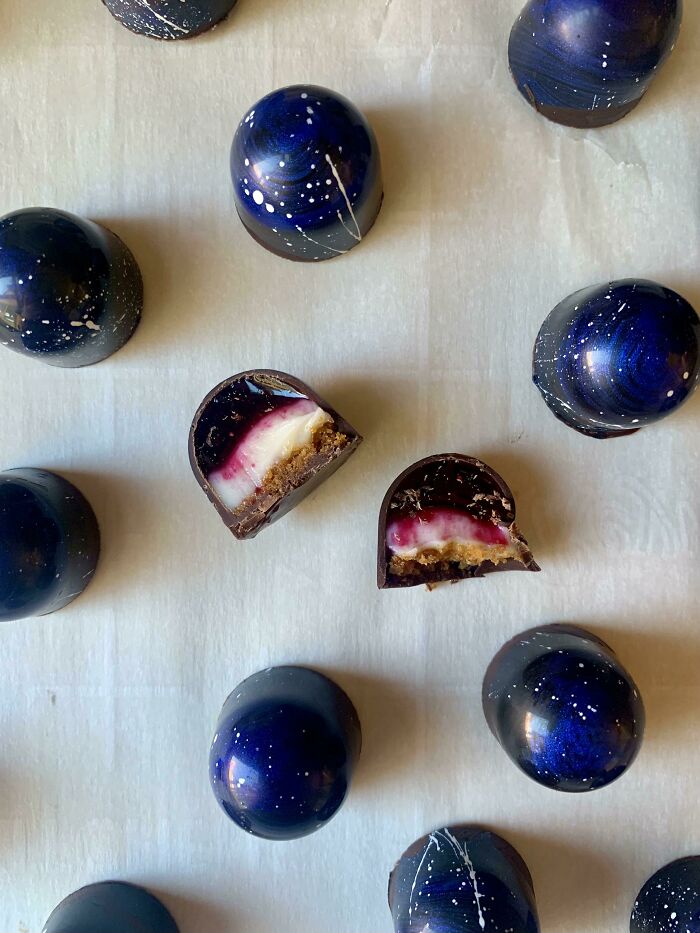 Bombones de tarta de queso con moras