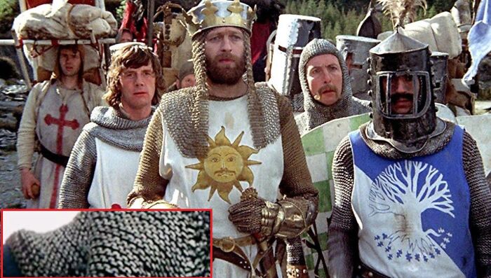 En “Los caballeros de la mesa cuadrada”, la cota de malla en realidad era de hilo tejido. He visto esta película unas 30 veces y ayer me di cuenta de este detalle. No estoy seguro de si era super obvio para los demás…