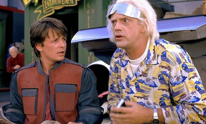 En “Volver al futuro II”, el estampado de la camisa del Doc tiene dos caballos persiguiendo un tren a vapor, adelantando los acontecimientos de la siguiente película