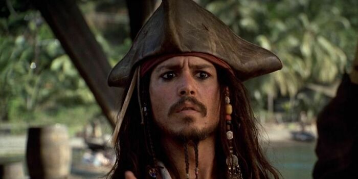En “Piratas del Caribe: La maldición del Perla Negra” (2003), la mayoría de los sombreros de Jack Sparrow son de goma. Esto fue porque Johnny Depp los perdía y los tiraba por la borda. Después de perder diez sombreros de cuero, el vestuarista comenzó a hacerlos de goma para que flotaran en vez de hundirse
