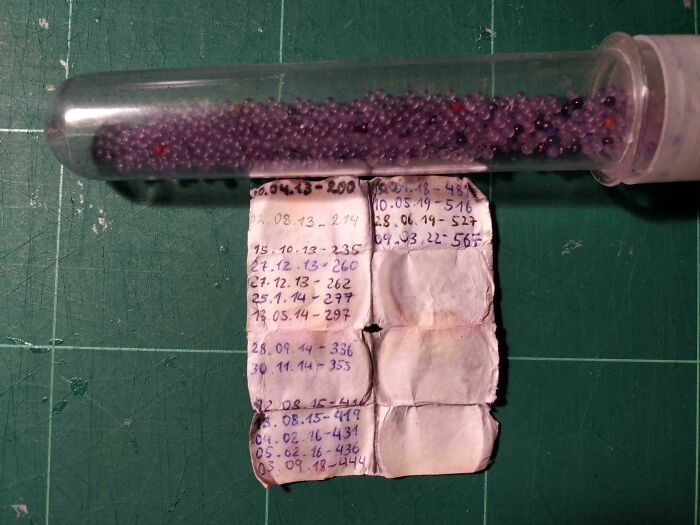Tengo una colección de las bolitas de los cartuchos de tinta de los bolígrafos desde la escuela secundaria