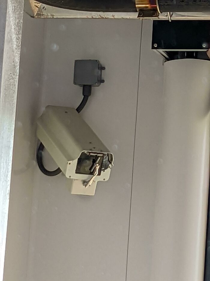 La cámara de seguridad del autolavado está equipada con un limpiaparabrisas