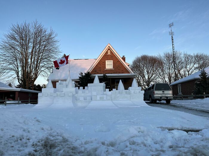 Este castillo de nieve en el patio delantero de alguien