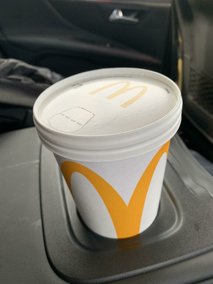 Los McDonald's de los Países Bajos ahora sirven las bebidas con una tapa de cartón en lugar de una tapa de plástico
