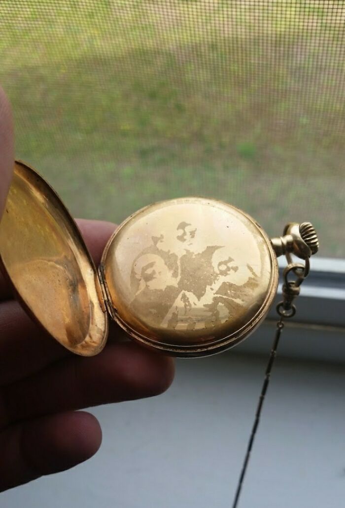 Reloj de herencia familiar que me fue legado. Todavía son visibles los rastros de la foto familiar que lleva en el reverso