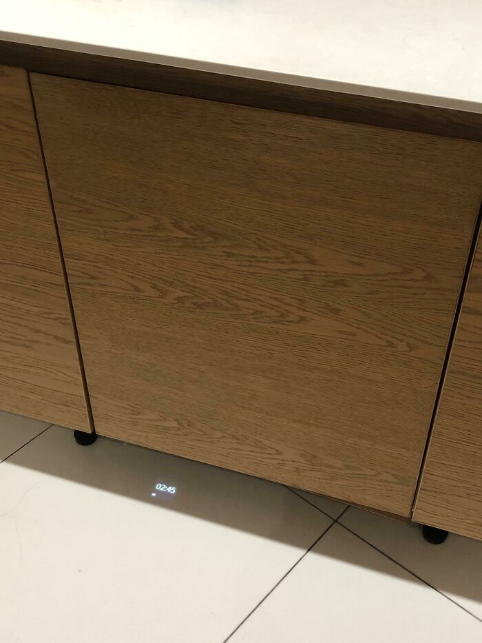 Mi lavavajillas proyecta el tiempo restante en el suelo porque no tiene un panel frontal visible