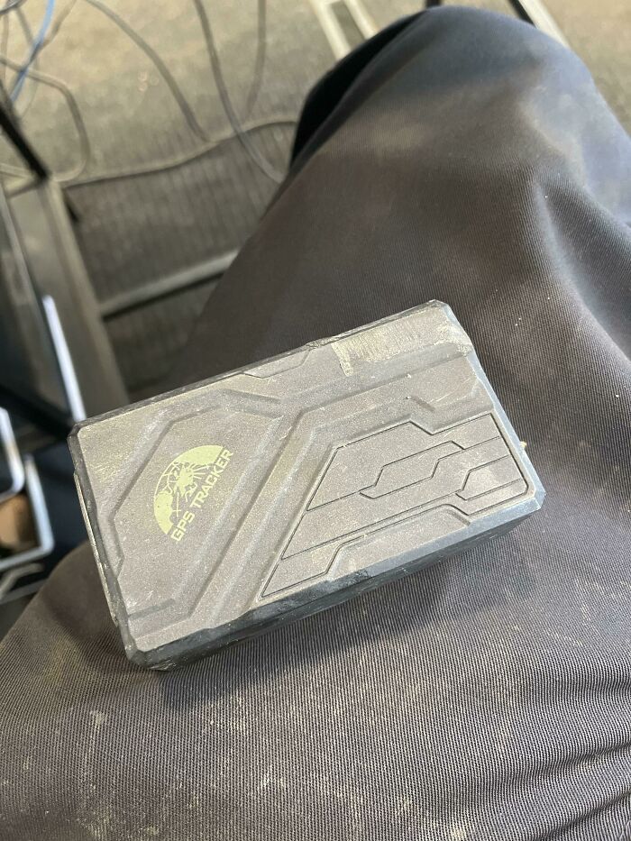 Encontré esto por debajo del coche de una mujer hoy... No hace falta decir que está un poco asustada. Recargable con tarjeta Sim 4g en su interior