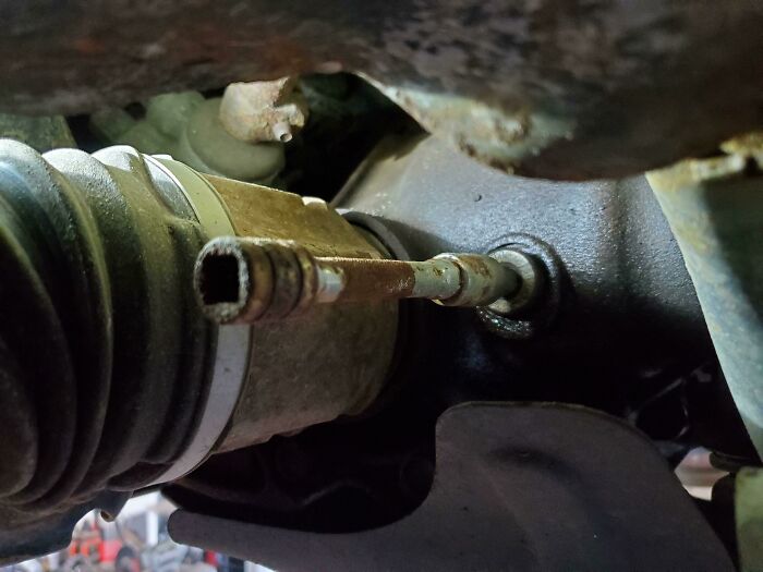 Toyota 4runner. Oye, mira, algún idiota dejó sus herramientas Snap-On olvidadas. Espera un segundo, esa es mi calcomanía de lubricante en el parabrisas