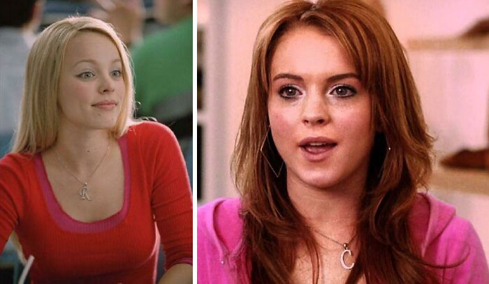 En “Chicas pesadas” (2004), la abeja reina Regina lleva un collar con una “R”. Cady comienza a usar un collar con una “C” una vez que la ha humillado y ha tomado su lugar