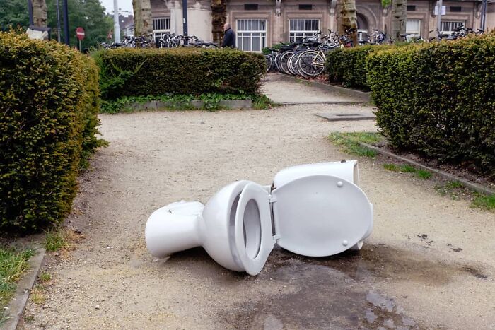 30 Extraordinary Pictures Taken By Jeffrey De Keyser Embracing "The Absurd Human Condition"