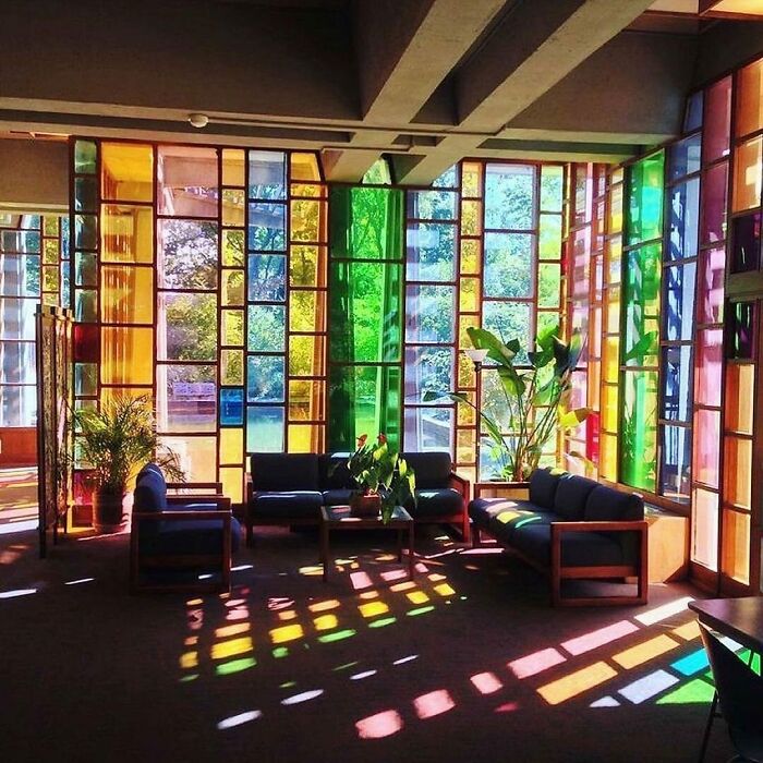 Ventanas de colores diseñadas por Harris Armstrong