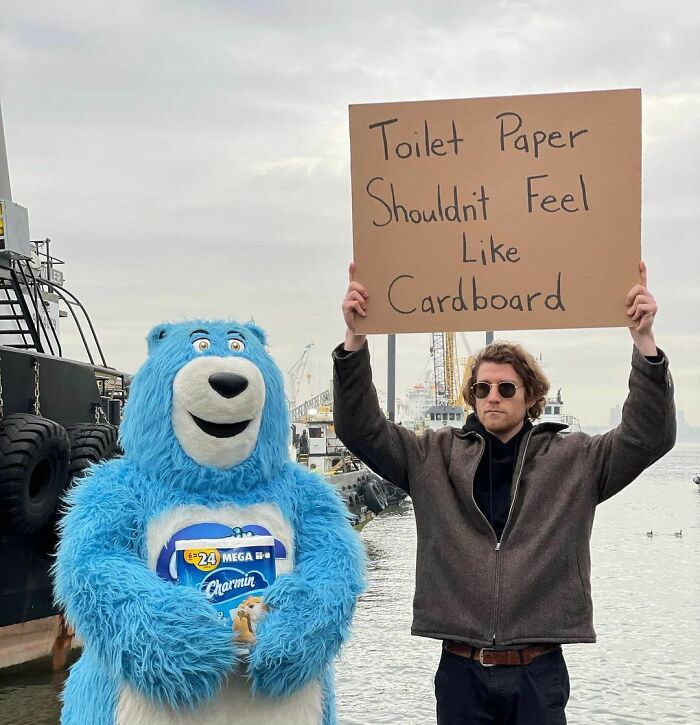40 Times “Dude With Sign” Did Everyone A Public Service And Protested Everyday Annoying Things (New Pics)