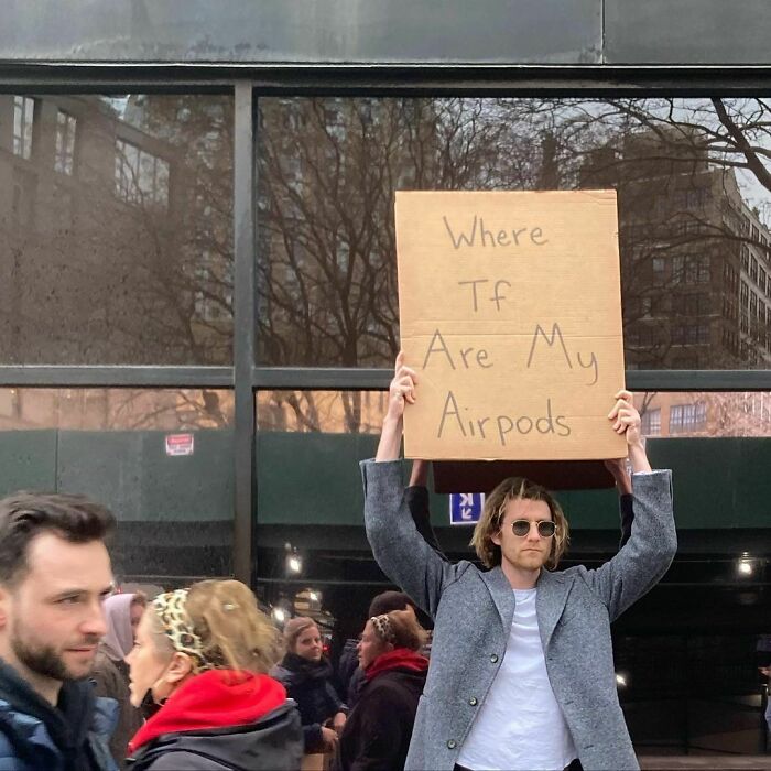 40 Times “Dude With Sign” Did Everyone A Public Service And Protested Everyday Annoying Things (New Pics)
