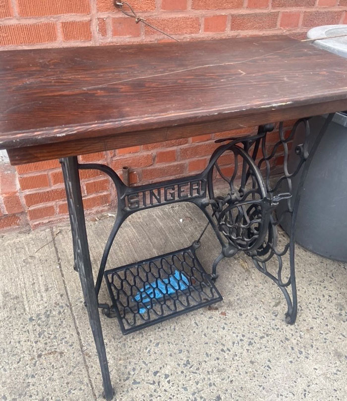 Nos encantan las mesas Singer antiguas para máquinas de coser. ¡Calle Russel al 81!