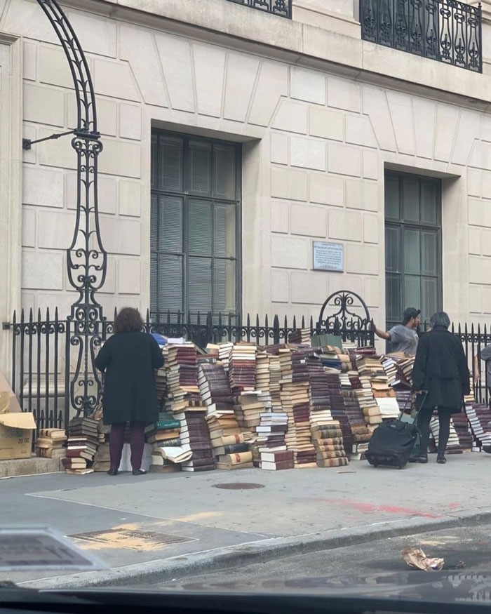 ¡¡Santos libros!! ¡Hay toneladas de libros! ¡Se encuentran en la calle Vessey y la iglesia, justo enfrente de la capilla de San Pablo de Manhattan!