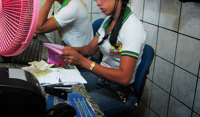 Esta adolescente es obligada a elegir entre un programa internacional de verano y su trabajo basura malpagado
