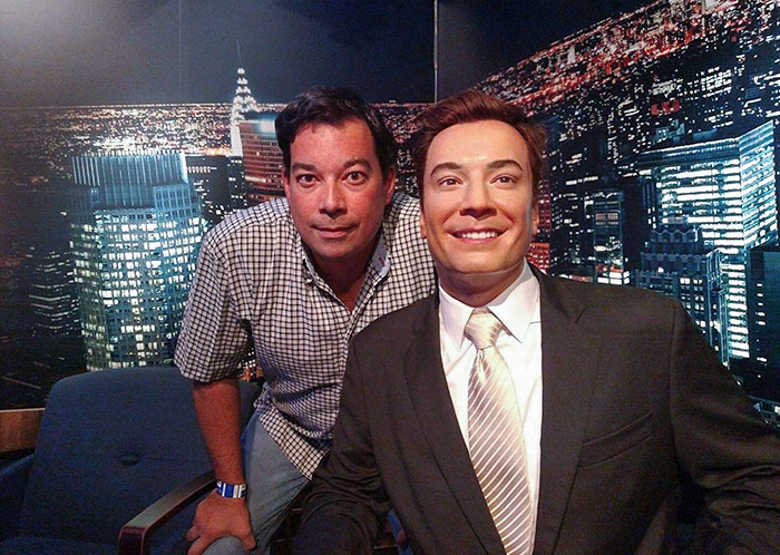 Aquí está mi papá y la figura de cera de Jimmy Fallon. Nos miran mucho en público
