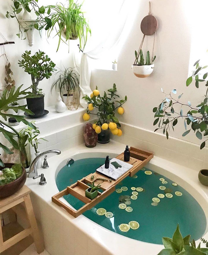 Un baño luminoso y acogedor