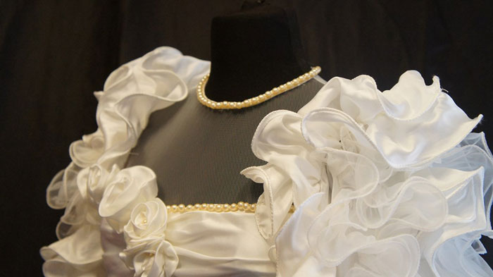 Esta novia eligió un vestido que no le gusta a su suegra, ella le compra otro y su hijo se enfada
