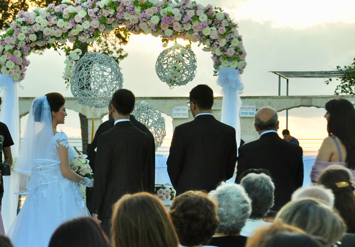 Esta novia eligió un vestido que no le gusta a su suegra, ella le compra otro y su hijo se enfada