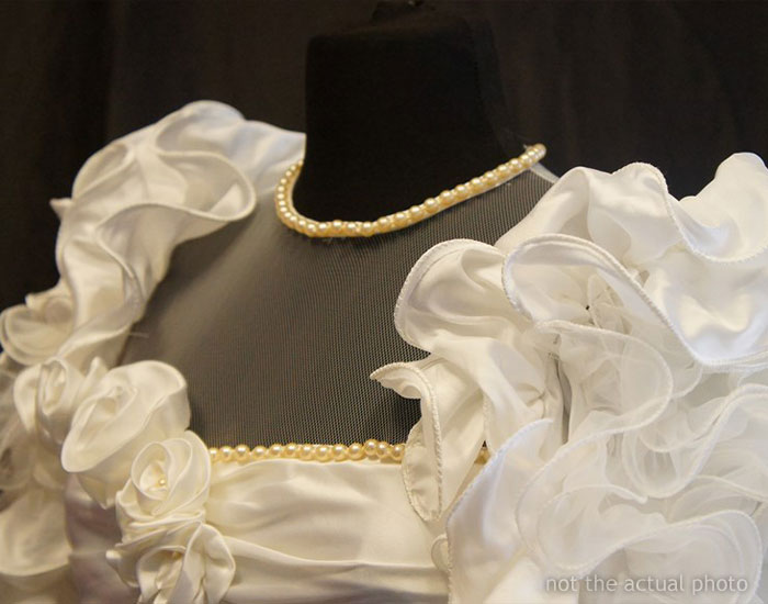 Esta novia eligió un vestido que no le gusta a su suegra, ella le compra otro y su hijo se enfada