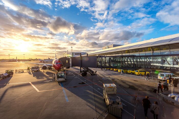 20 Oscuros secretos de la industria de las aerolíneas, compartidos por auxiliares de vuelo