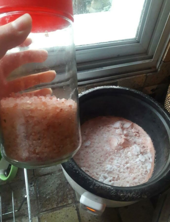 Mi novio puso sal en lugar de arroz en la arrocera y se preguntó durante una hora por qué tardaba tanto en cocinarse