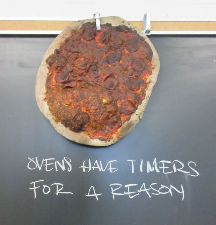Mi profesor de cocina ha clavado esta pobre pizza en la pizarra