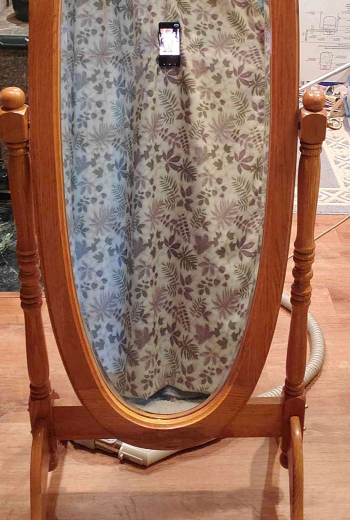 La mujer invisible vende su espejo vintage