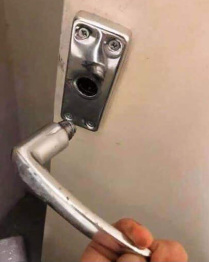 Acabo de arrancar un tirador de la puerta, puedo decir que estaba tan sorprendido como yo