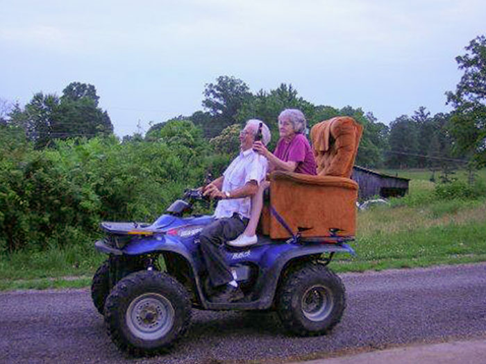 Mis abuelos celebran su 50º aniversario de boda, al estilo de Beverly Hillbilly