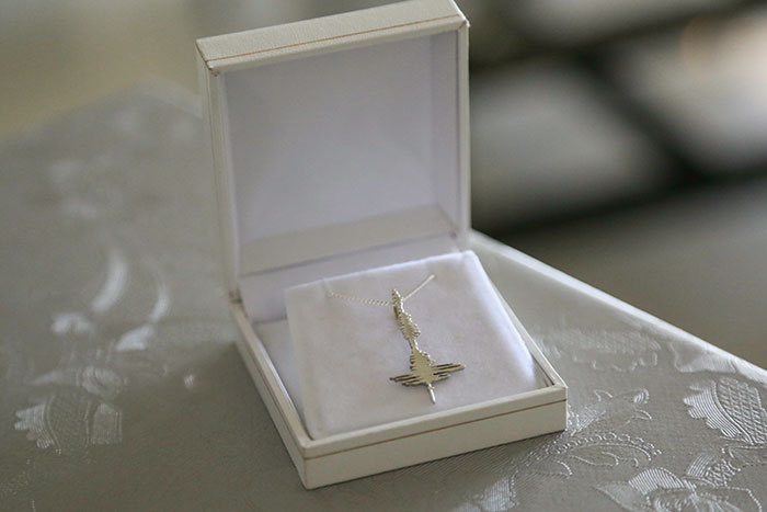 Para nuestro aniversario, le regalé a mi novia un collar de plata hecho a partir de la grabación la forma de la onda de sonido de "Te amo"