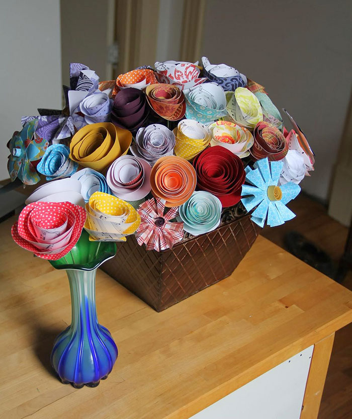 En honor al regalo tradicional del primer aniversario de boda, le hice a mi mujer un ramo de flores de papel