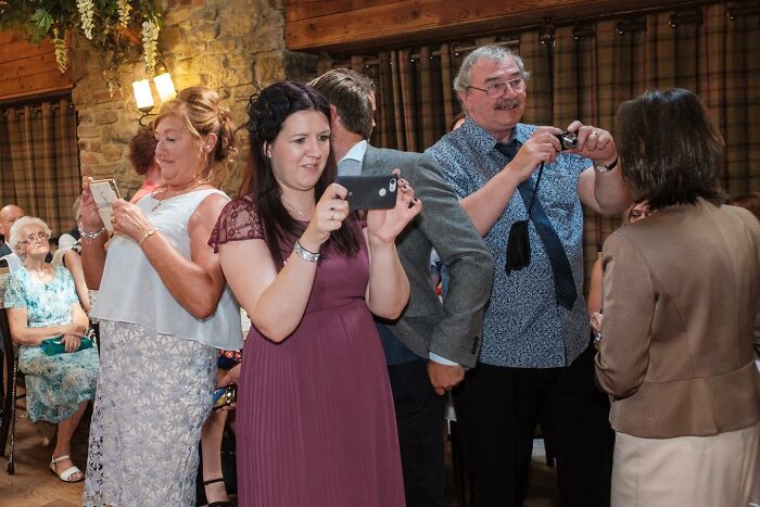 30 Honest Wedding Photos By Ian Weldon That Are As Funny As They Are Chaotic (New Pics)