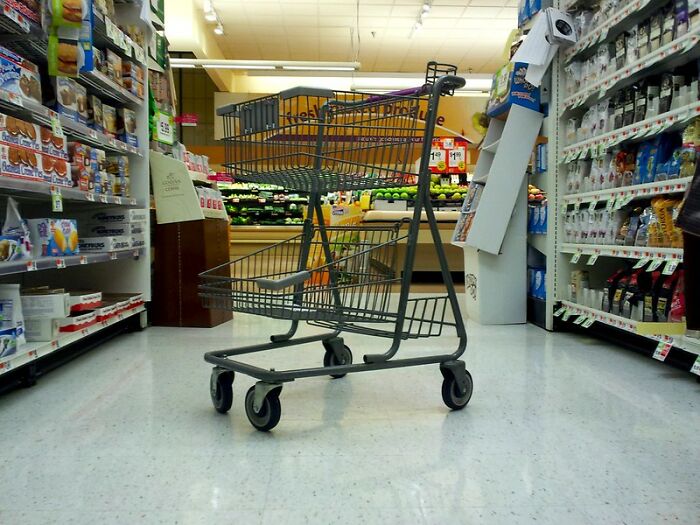 Personas que no devuelven sus carritos de la compra