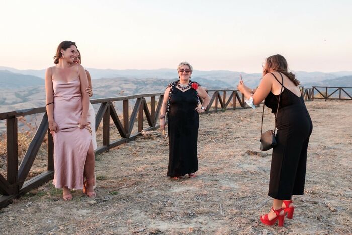 30 Honest Wedding Photos By Ian Weldon That Are As Funny As They Are Chaotic (New Pics)