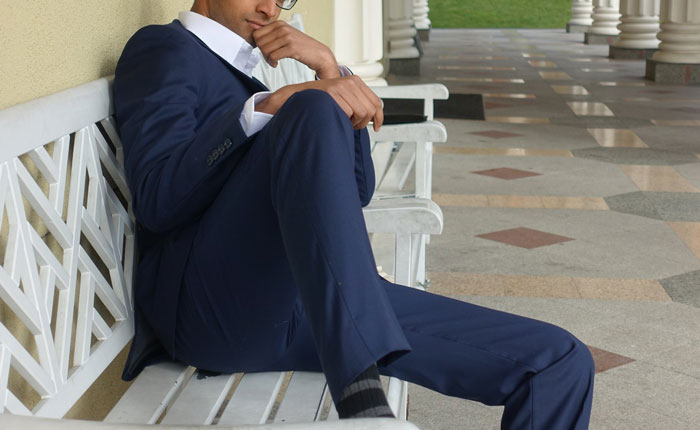 Este chico tiene que hacer poses sexys para que su vecina deje de grabarlo mientras está en su jardín