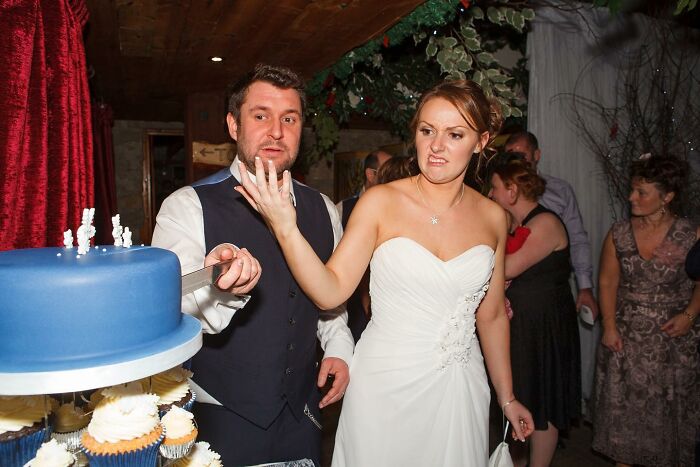 30 Honest Wedding Photos By Ian Weldon That Are As Funny As They Are Chaotic (New Pics)