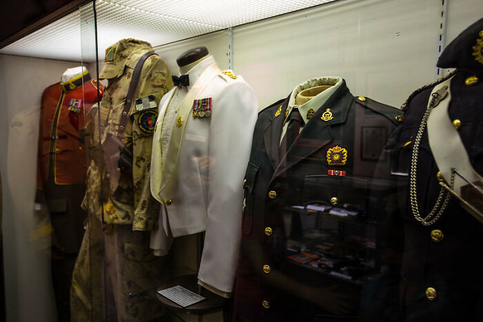 Esposas de militares que esperan que se les salude o tener el mismo trato que sus maridos