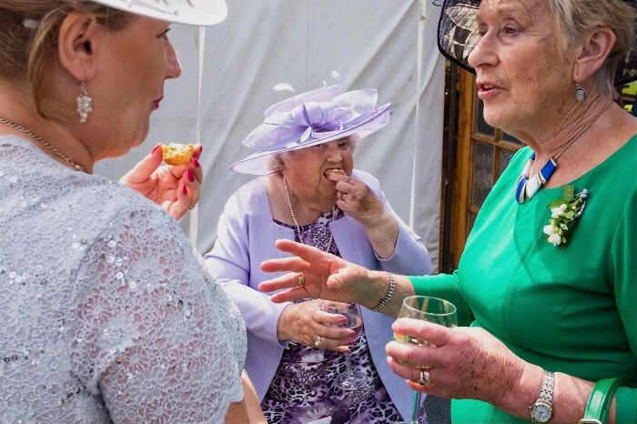 30 Honest Wedding Photos By Ian Weldon That Are As Funny As They Are Chaotic (New Pics)