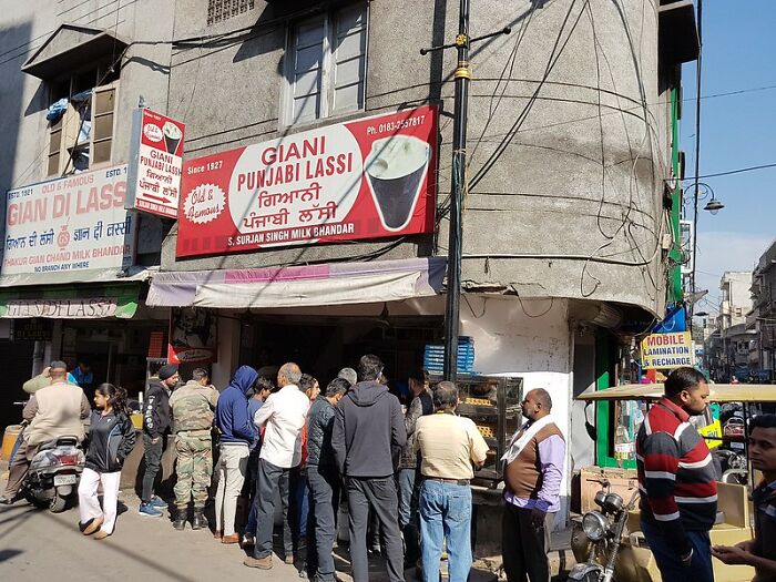 La gente que se cuela la hacer cola