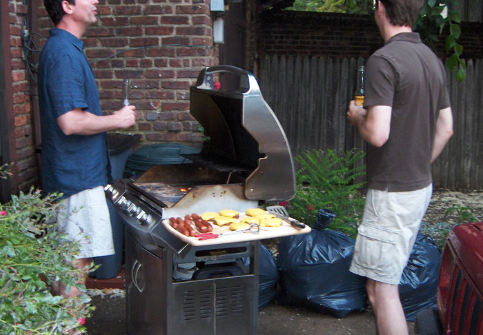 Tienes que ponerte al lado de tu amigo cuando esté cocinando en el asador
