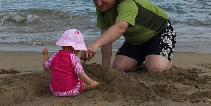 Los papás que les enseñan a otros papás a peinar a sus hijas