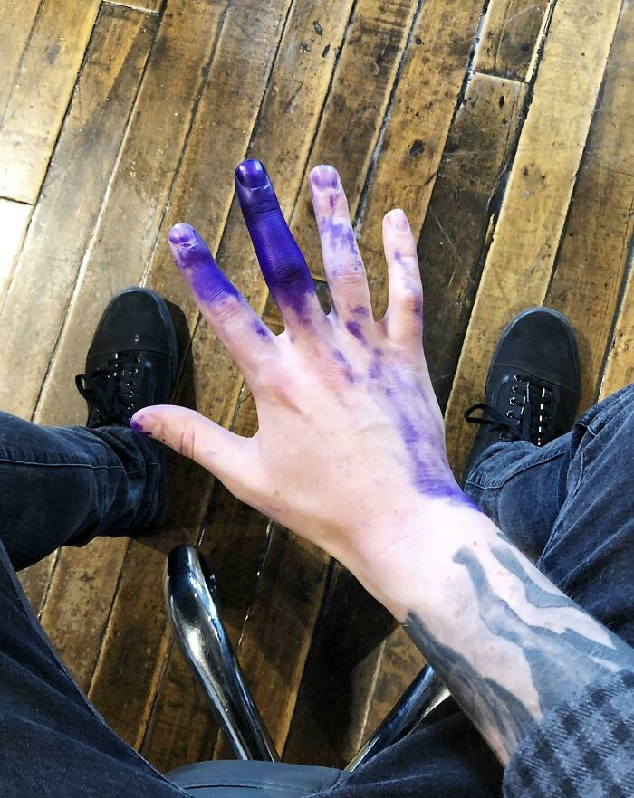 Mi compañero ha puesto tinta de impresora en uno de mis guantes del trabajo. Va a llevar 1 o 2 semanas que se quite