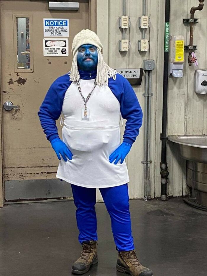 Mis compañeros estuvieron de acuerdo en disfrazarse de pitufos en Halloween. Soy el único que lo ha hecho