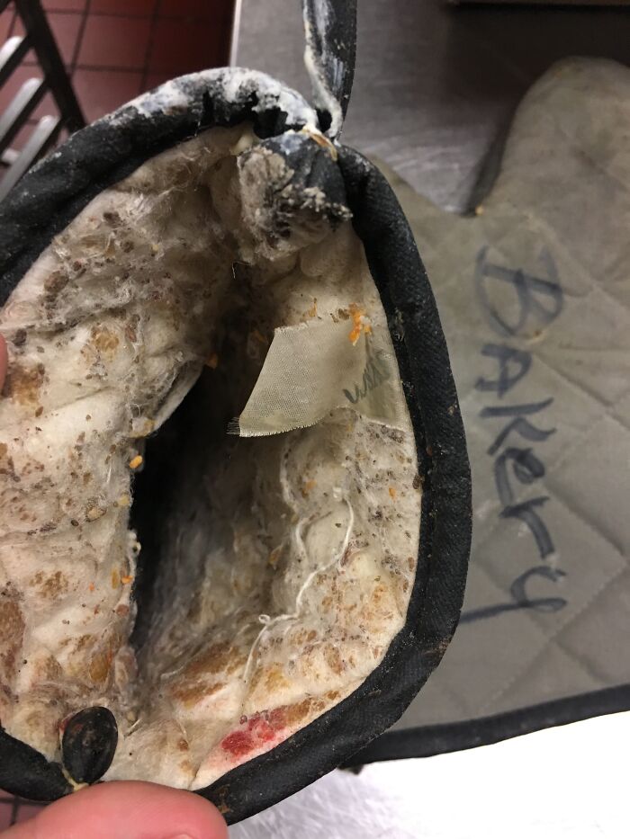 Compañeros que no se limpian las manos antes de usar los guantes para el horno