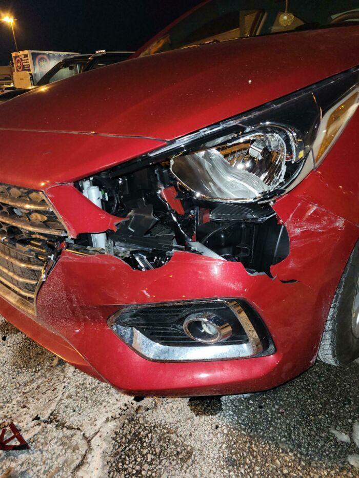 Una compañera ha golpeado mi coche y actúa como si no supiera nada