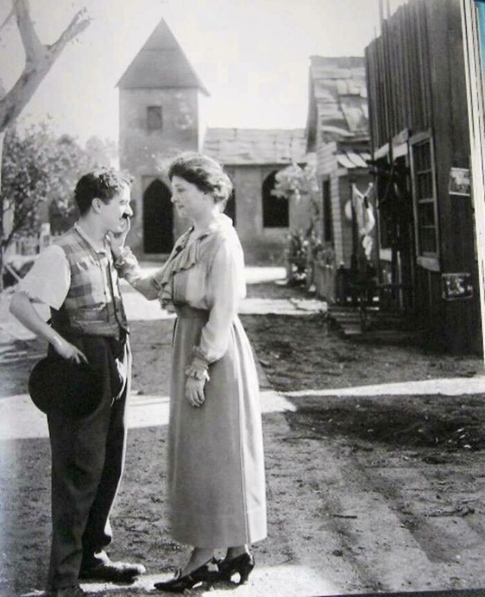 Charlie Chaplin conociendo a la escritora estadounidense sordociega Helen Keller, 1919